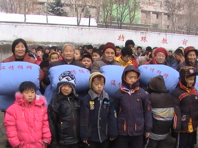 盲校学生捐被