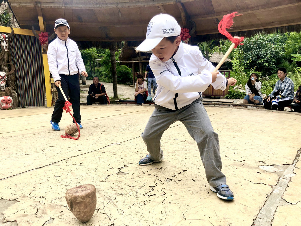 佤族娱乐方式—打陀螺