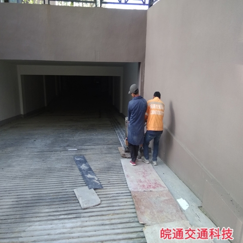 蘇滁安置小區地下車庫劃線施工