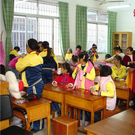 南工北匠走进公立小学开展手工布艺DIY活动