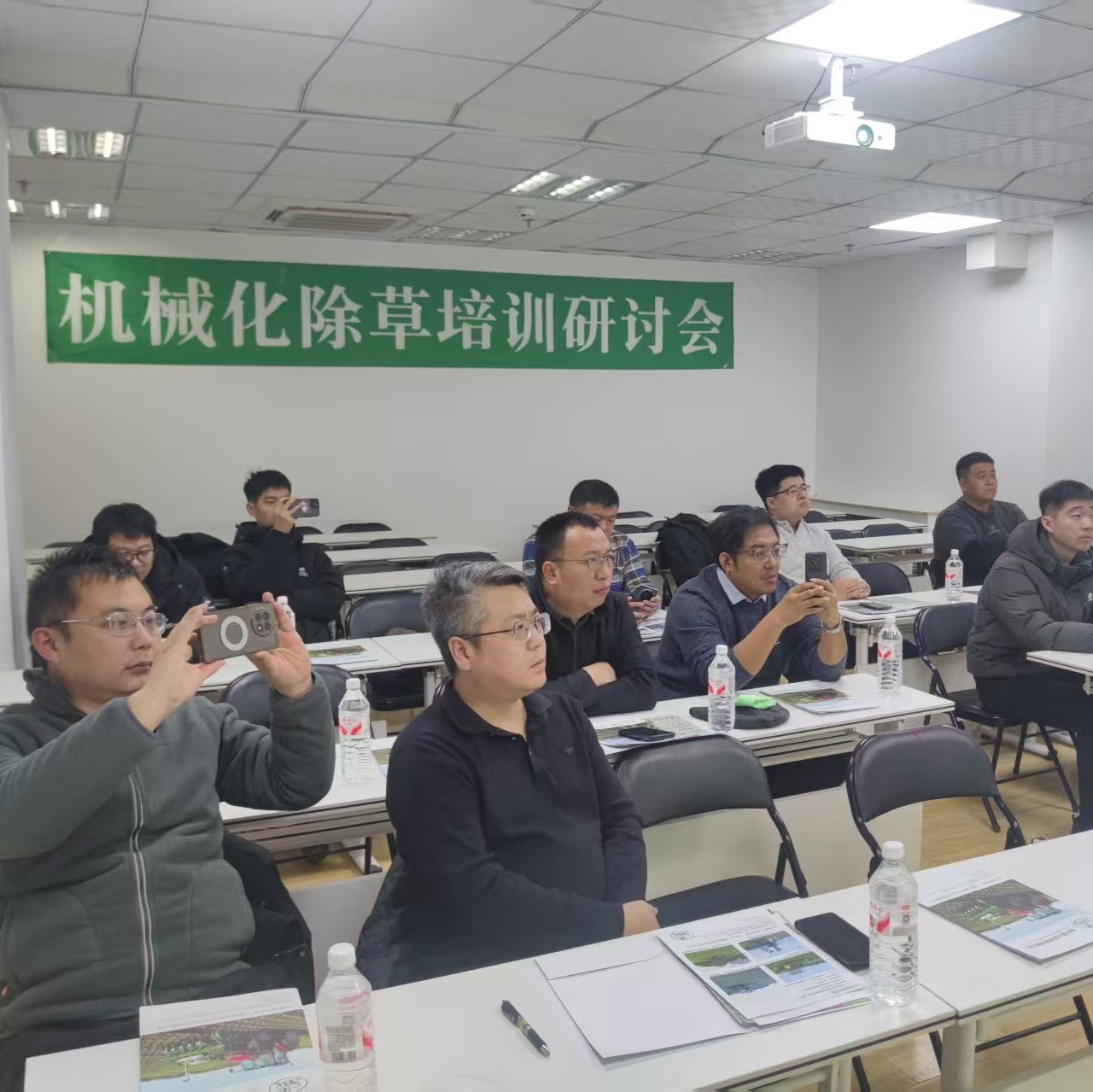 北垦农机召开机械化除草培训研讨会