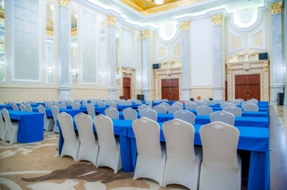 世纪厅：位于（会议中心一层）,共476平米，长28米，宽17米