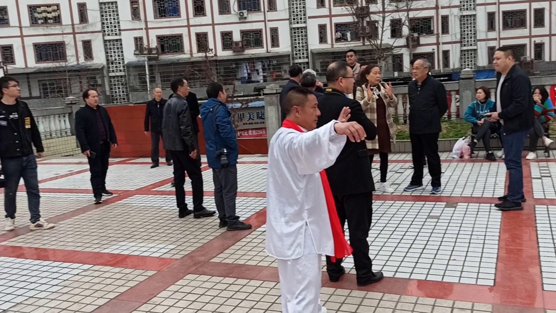 重庆市老体协周主席视察龙水老体协、老年大学工作