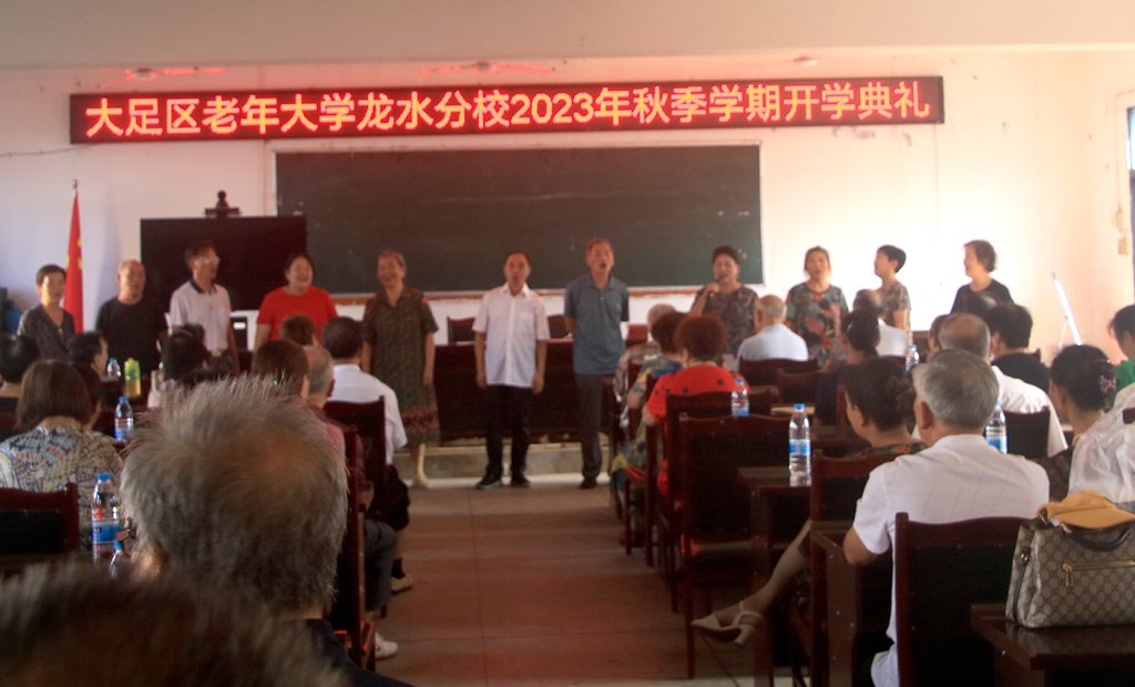 开学典礼前学员们为参会学员献歌