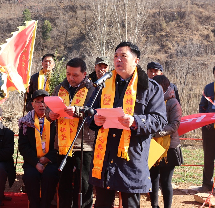 摄影/张鹏(陕西黄陵)10,祖茔重修筹建委员会主任张传法向先祖敬香,筹