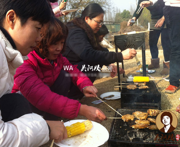 合肥五十中的学生家长露天烧烤聚会