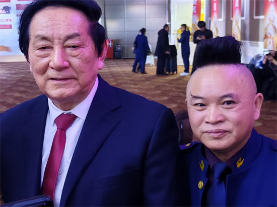 包教授和朱镕基总理合照.jpg